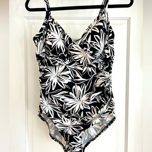 Croft & Barrow size 10 swim suit near new condition.